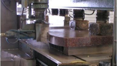 Le polissage d'un bloc de granit
Pompes Funèbres LAMOTTE  ET FILS       
Saint- Maur-des-Fossés