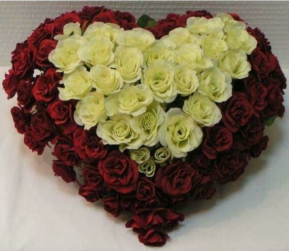Composition florale en coeur blanc et rouge
