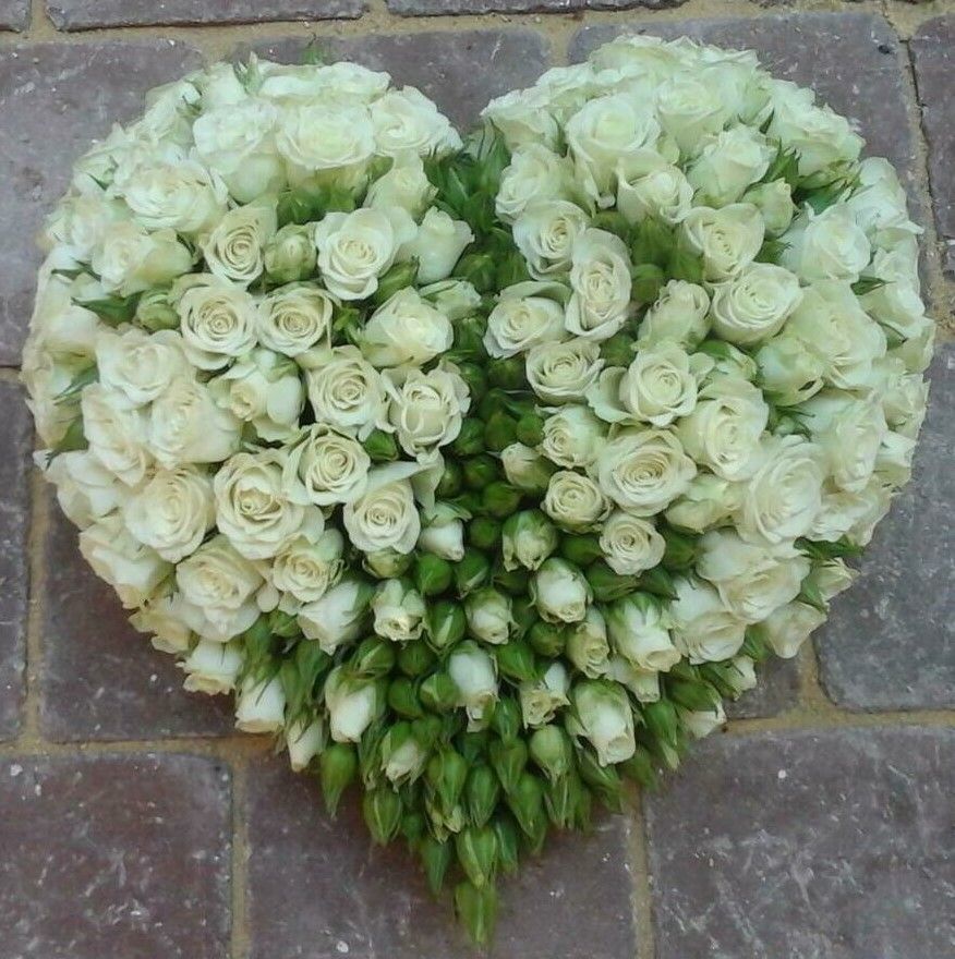 Composition florale en coeur blanc