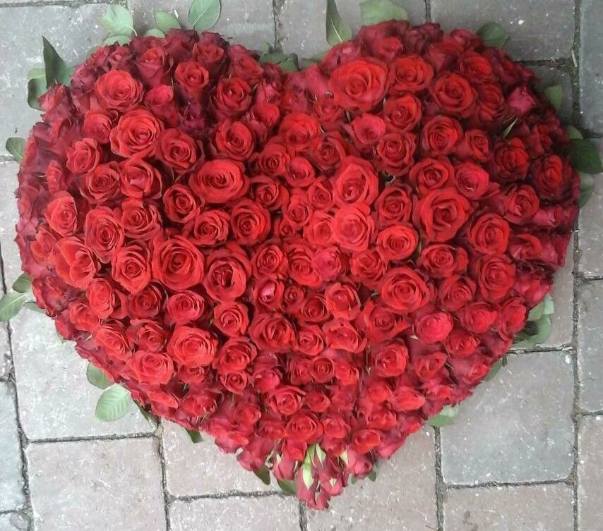 Composition florale en coeur rouge