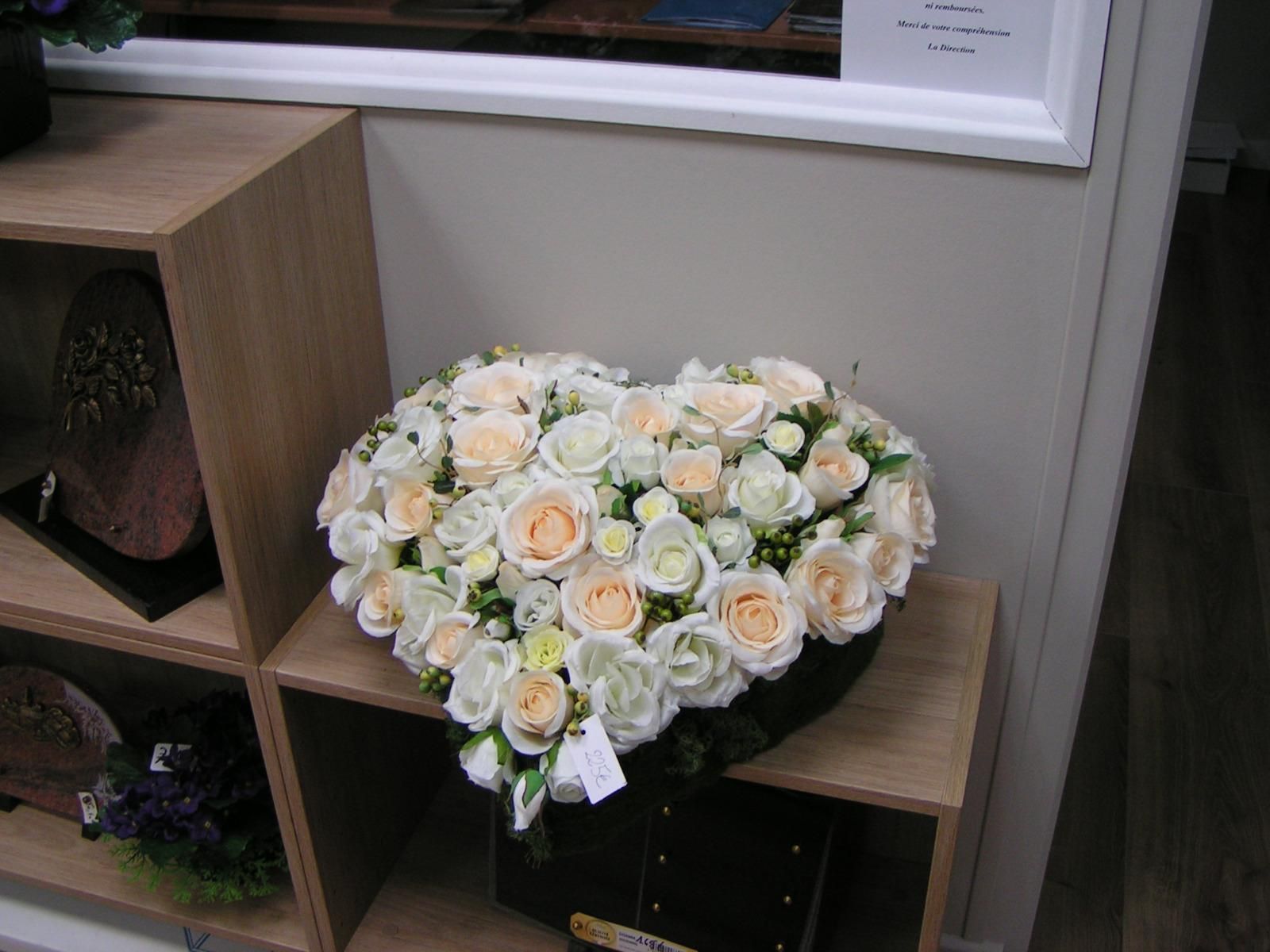 Composition florale en coeur synthétique