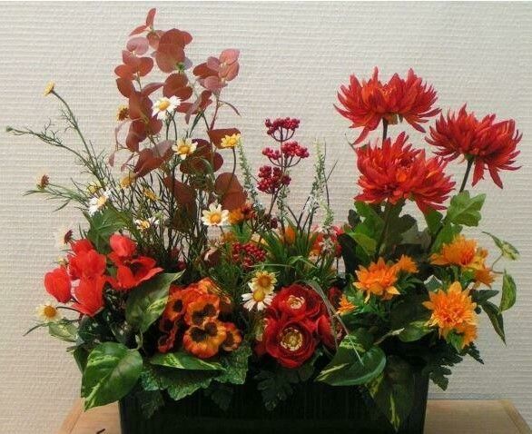 Composition de fleurs devant de tombe