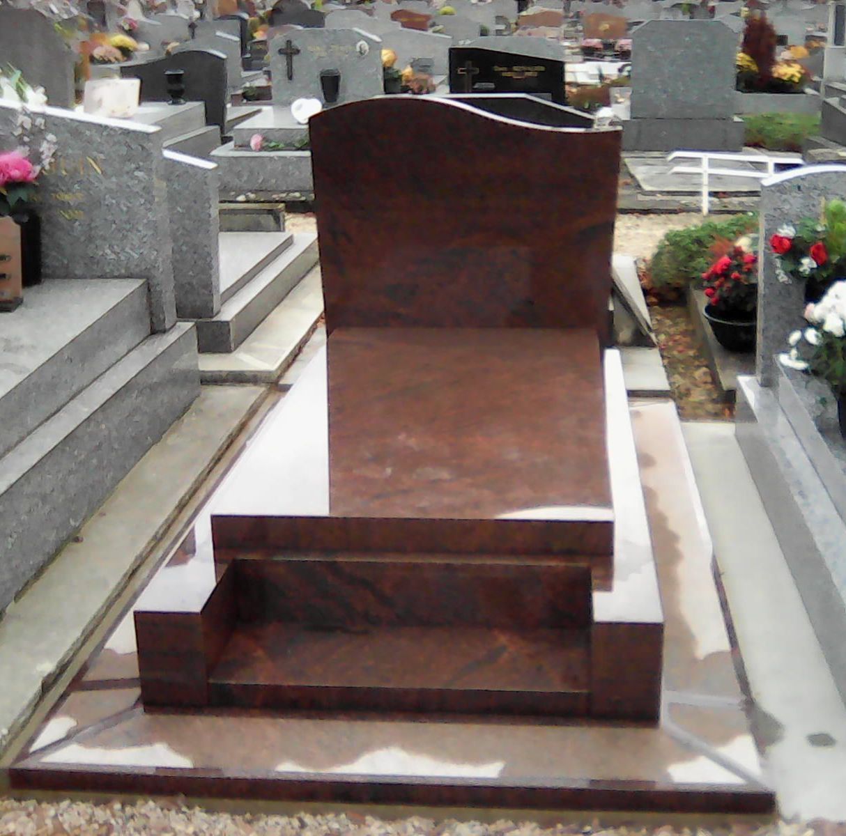 Monument funéraire rose
Pompes Funèbres LAMOTTE  ET FILS       
Saint- Maur-des-Fossés