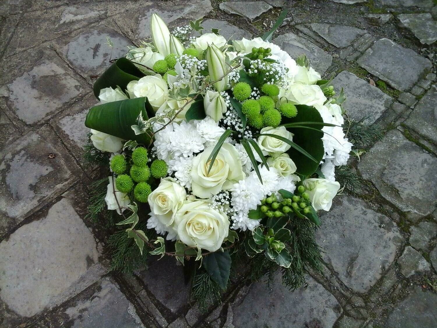 Composition florale - pouf rond blanc