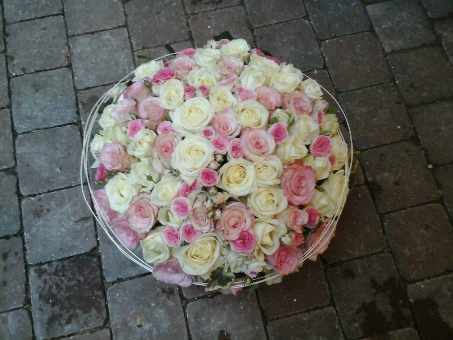 Composition florale arrondie rosée