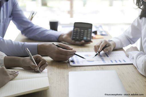 Mitarbeiter der Kanzlei Wendlberger, Wilhelm Wolfgang Ullrich berät Kunde