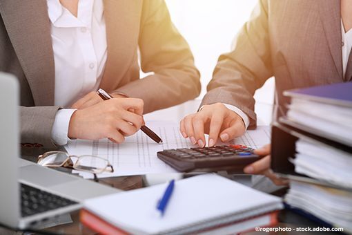 Mitarbeiter der Kanzlei Wendlberger, Wilhelm Wolfgang Ullrich berät Kunde