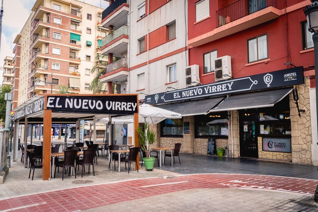 Vista exterior de un restaurante, 