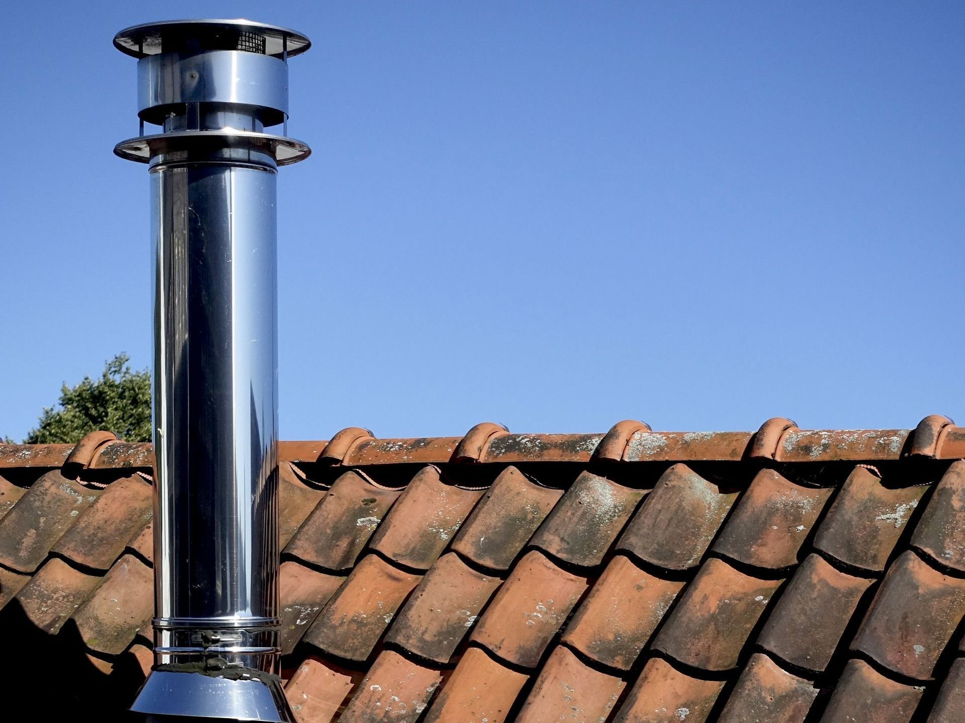 Un conduit en inox sur un toit