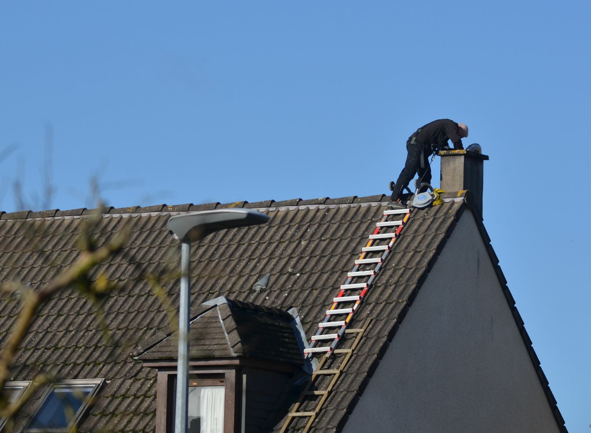 Un homme inspectant une cheminée