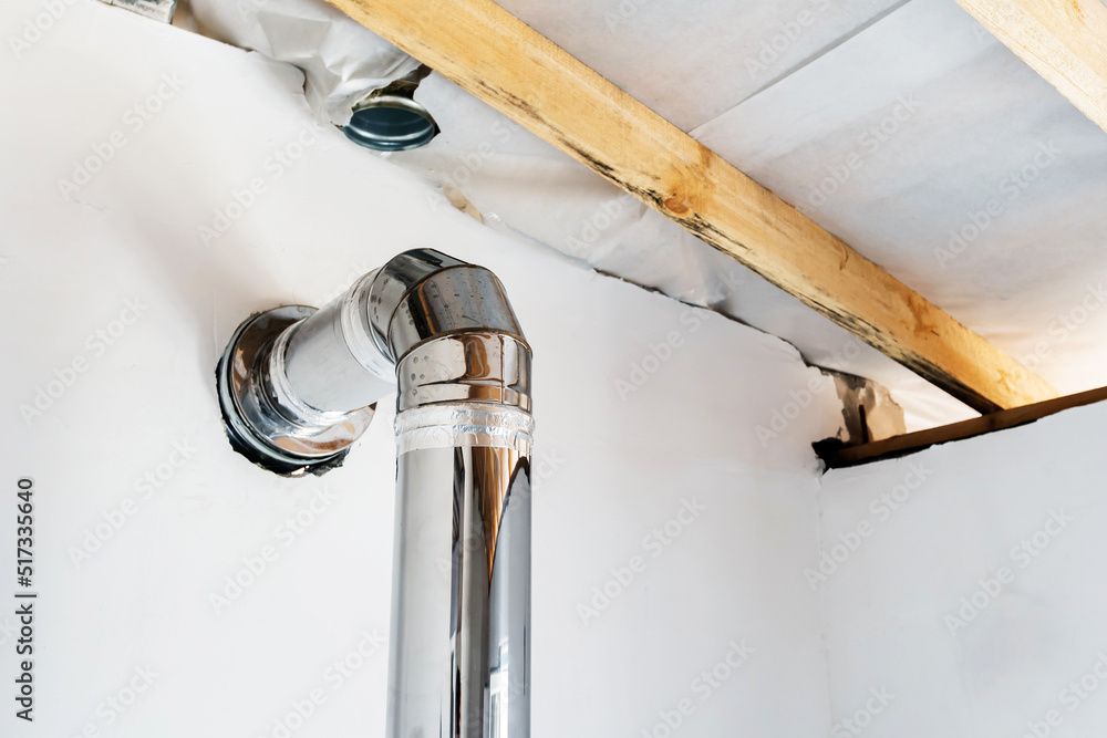 Un conduit en inox dans un mur intérieur