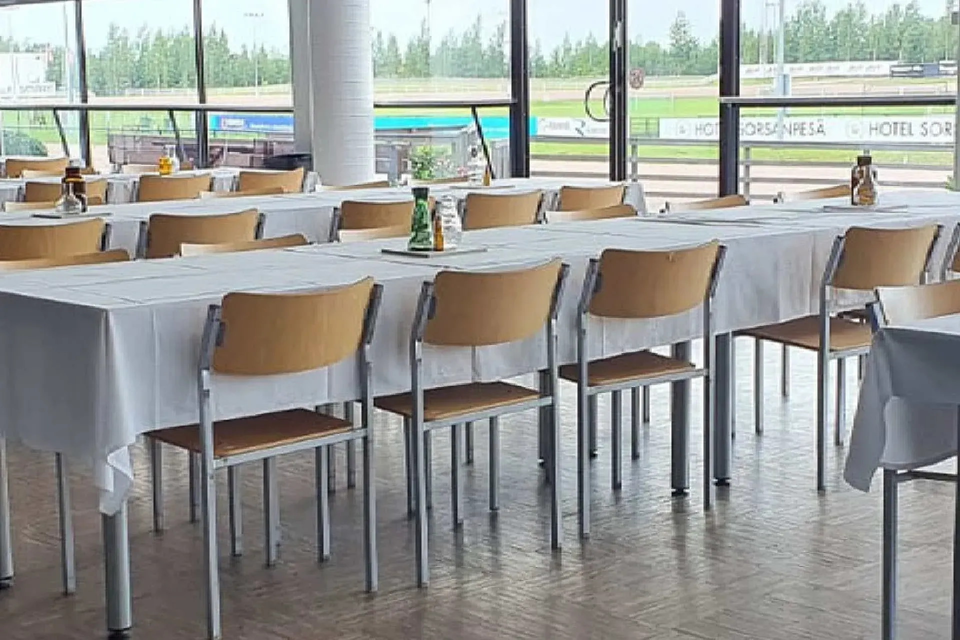 Seinäjoen Ravikeskuksen totohallissa on vuokrattavana tilaa isoille juhlille