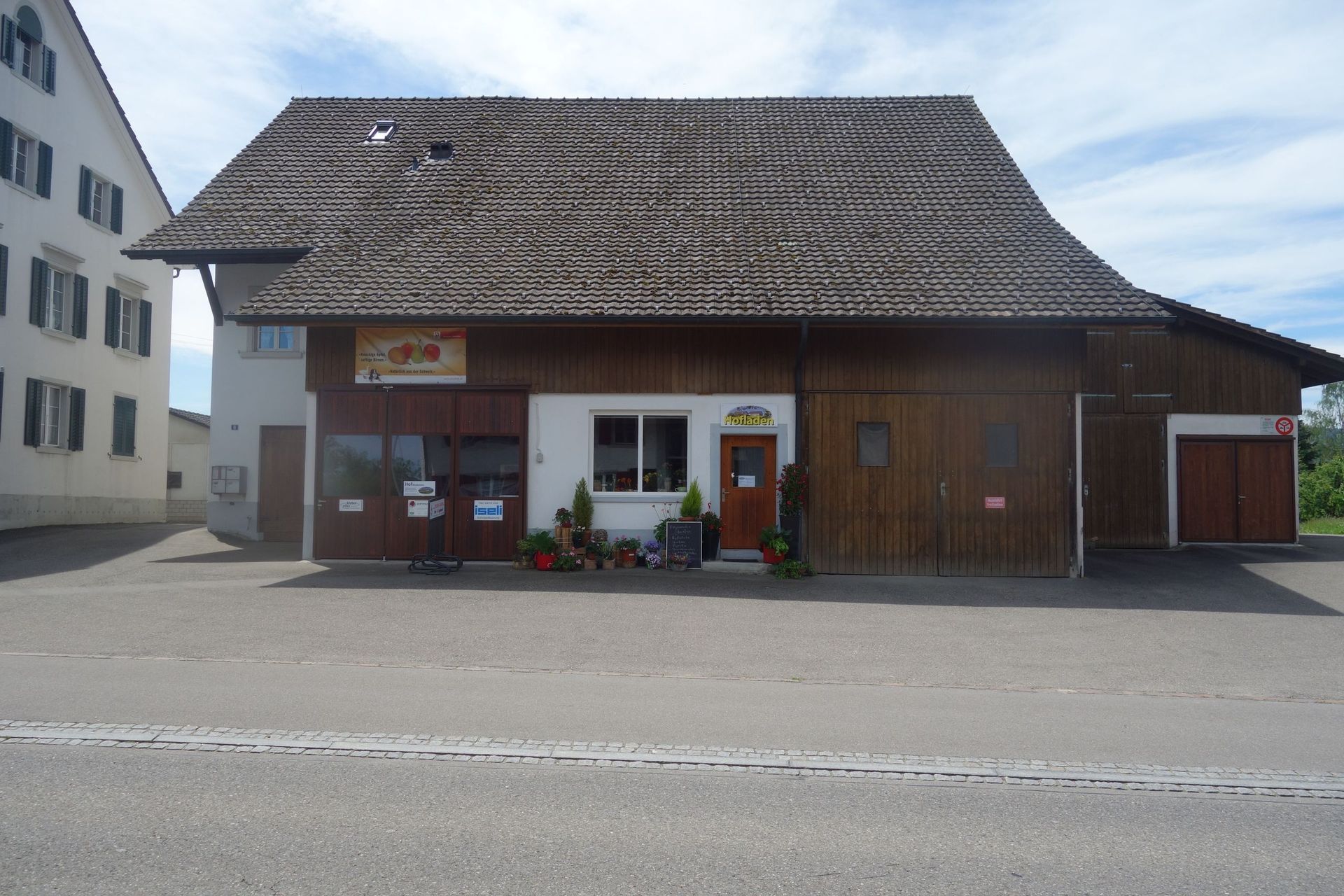 Hofladen aussen - Hofladen Schwerzenbach