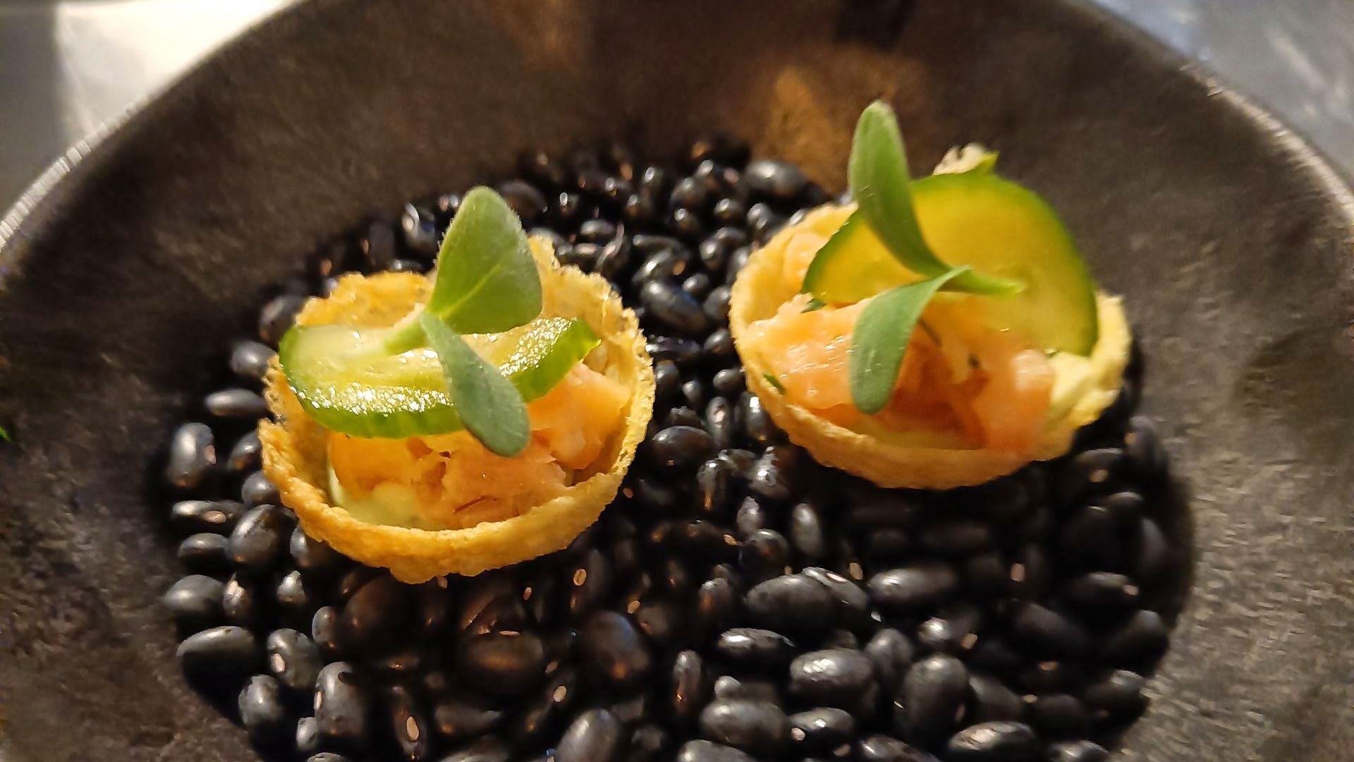 Een bord met eten met ijs en bessen erop