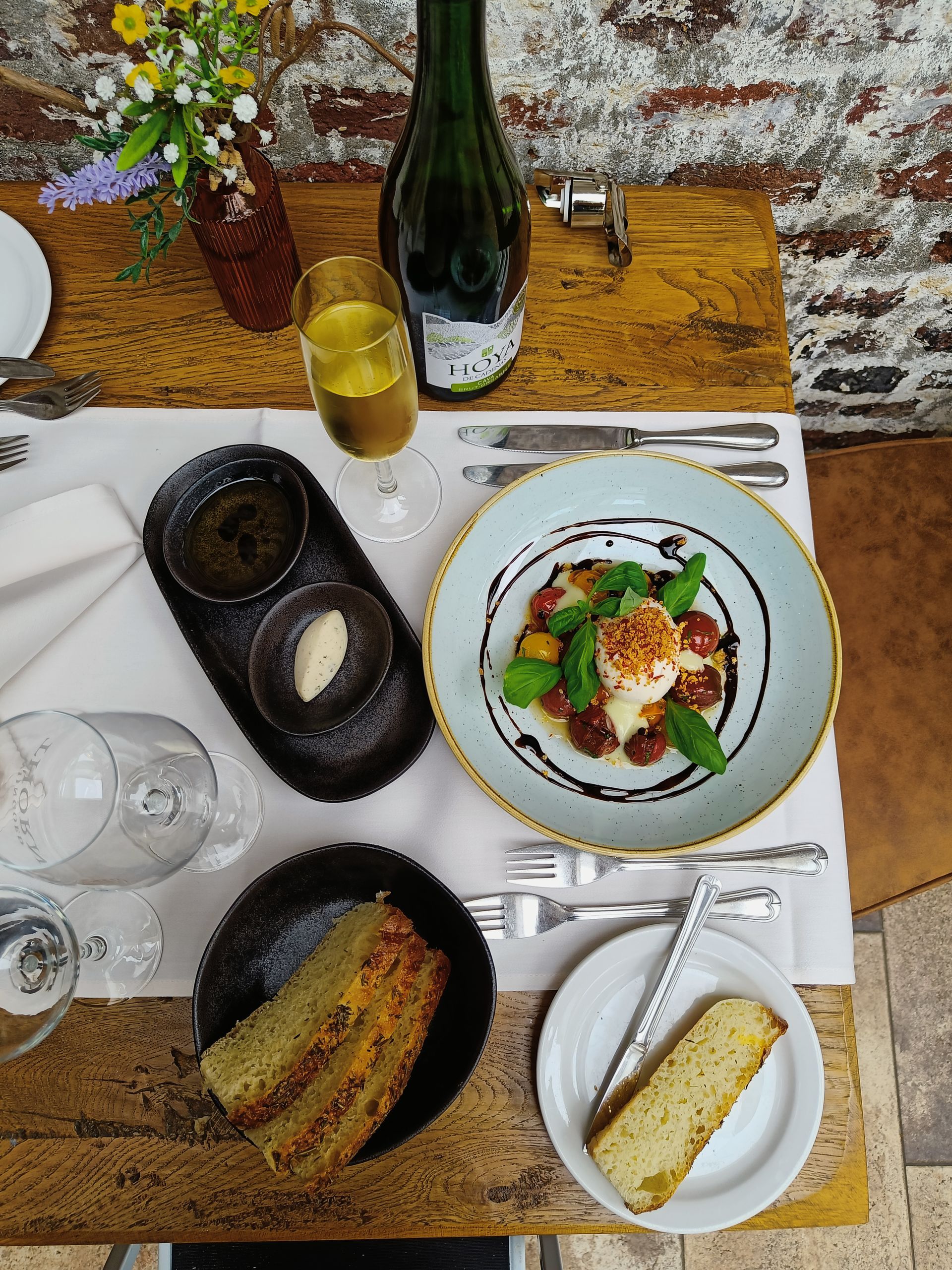 Een close-up van een bord met eten en bloemen erop