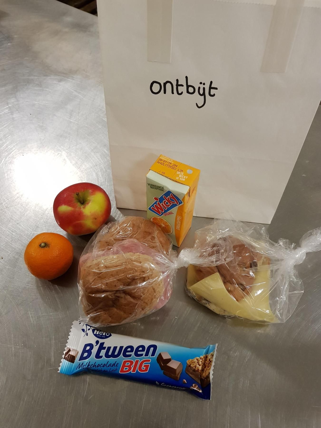 Een tas gevuld met verschillende soorten voedsel, waaronder een tussenstuk