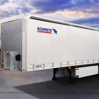 Un remolque Schmitz Cargobull está estacionado al costado de la carretera.