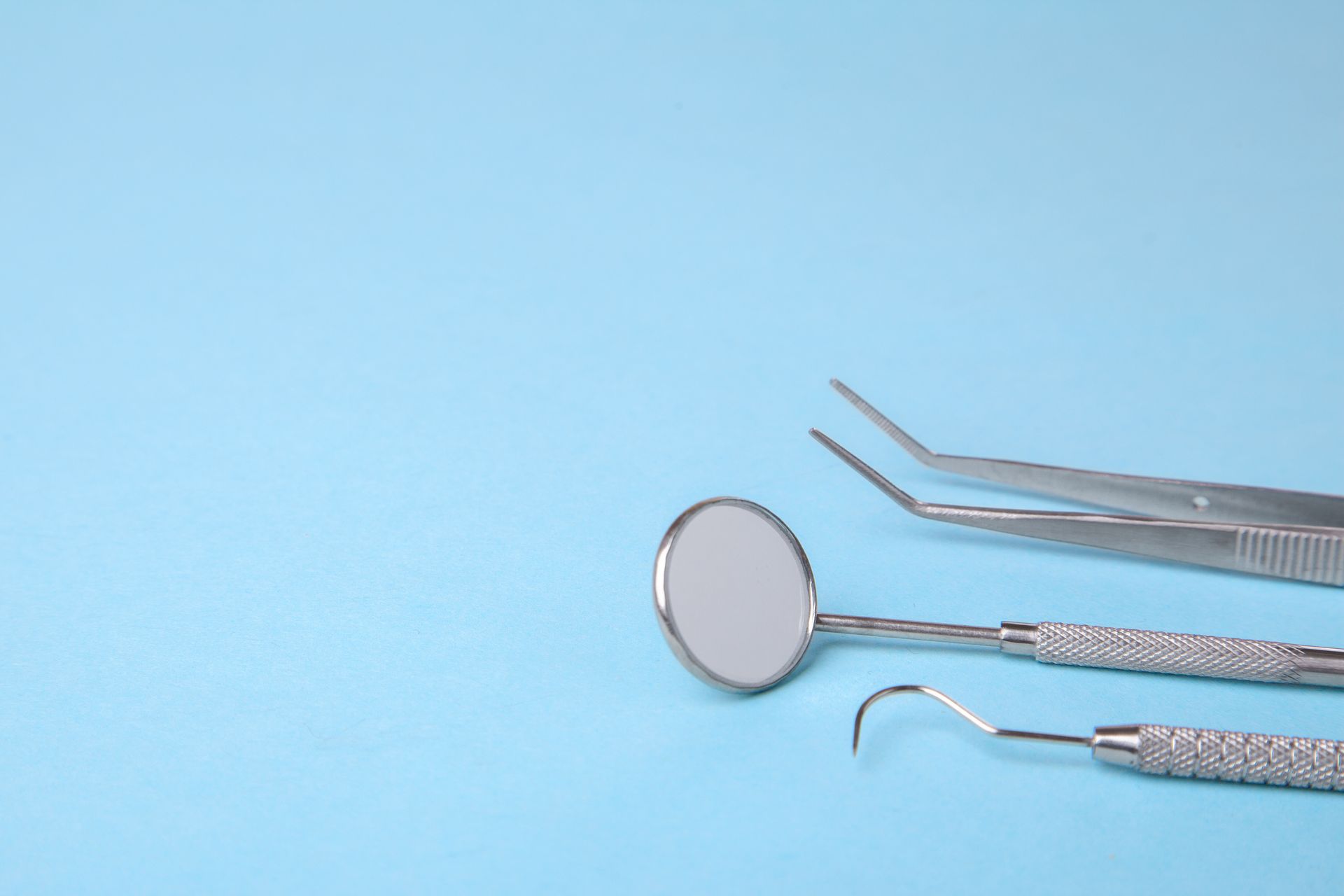 Medizinisches Besteck auf blauem Untergrund