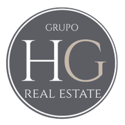 Un logotipo para el grupo hg real estate en un círculo.