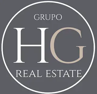 Un logotipo para el grupo hg real estate sobre un fondo gris.