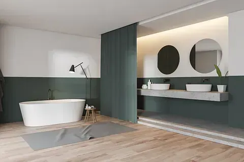 Un baño con bañera, lavabos y espejos.