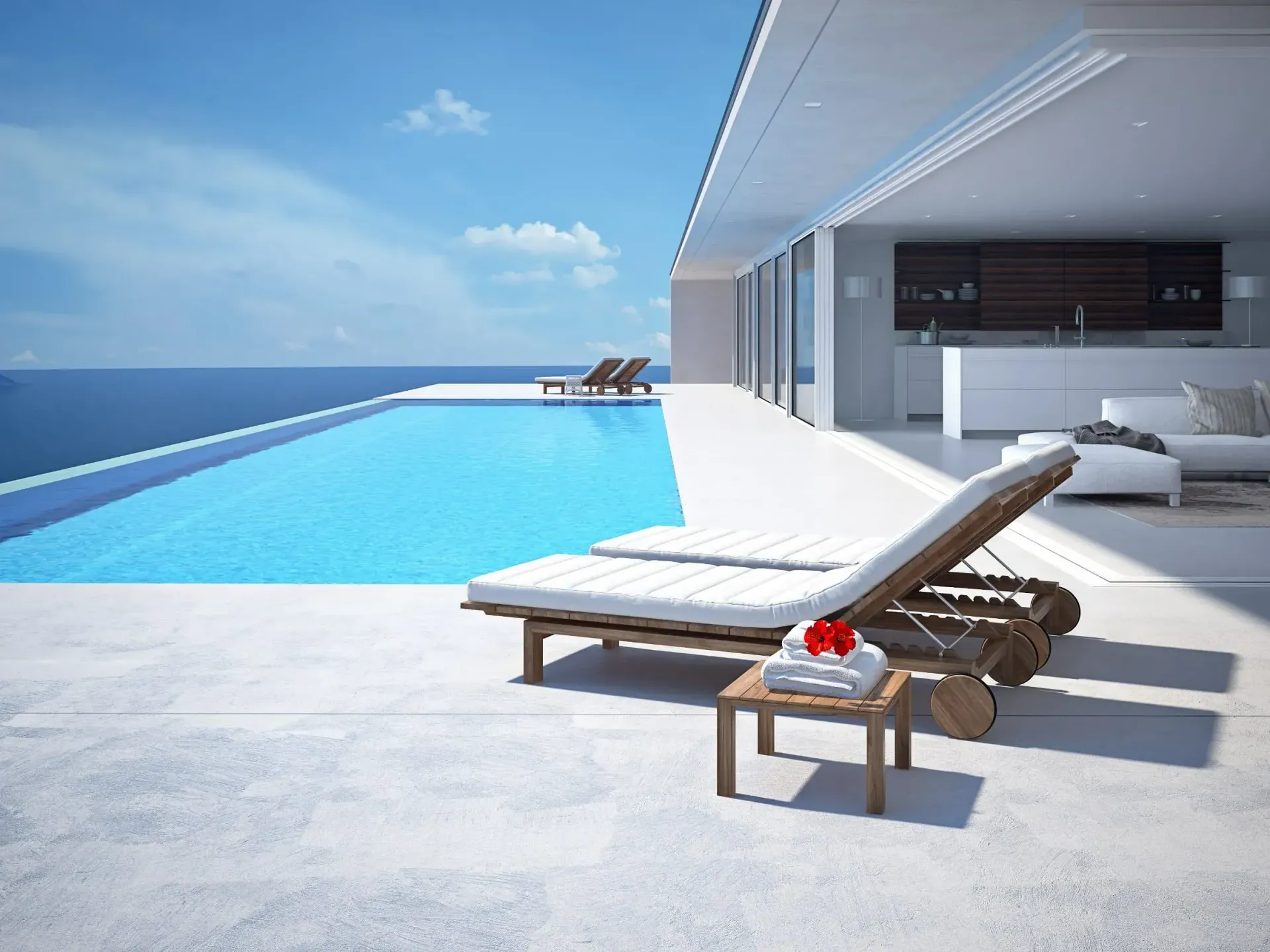 Una gran piscina con vista al mar.