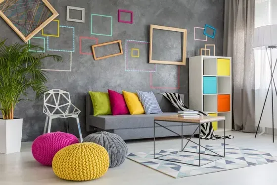 Una sala de estar con un sofá, sillas, otomanas y una mesa de café.