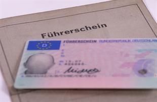 Ein ausländischer Führerschein liegt auf einem Führerschein