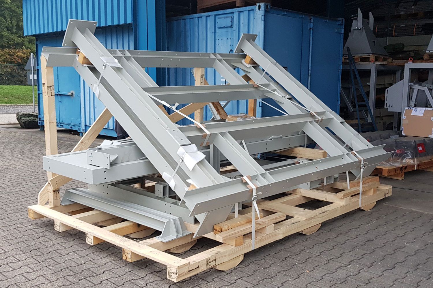 ein großes Metallgestell auf einem Holzpaletten