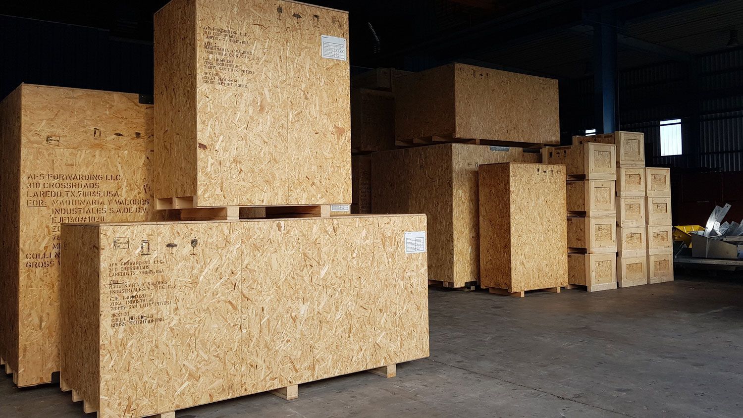 eine Reihe von Holzkisten in einem Lagerhaus