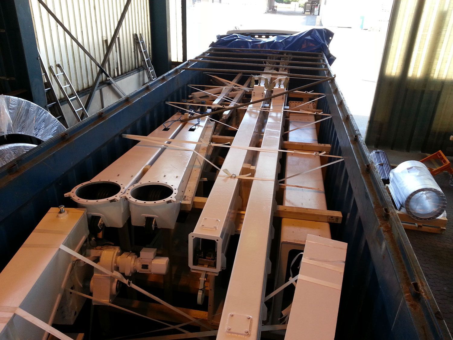 ein blauer container mit weißen teilen darin