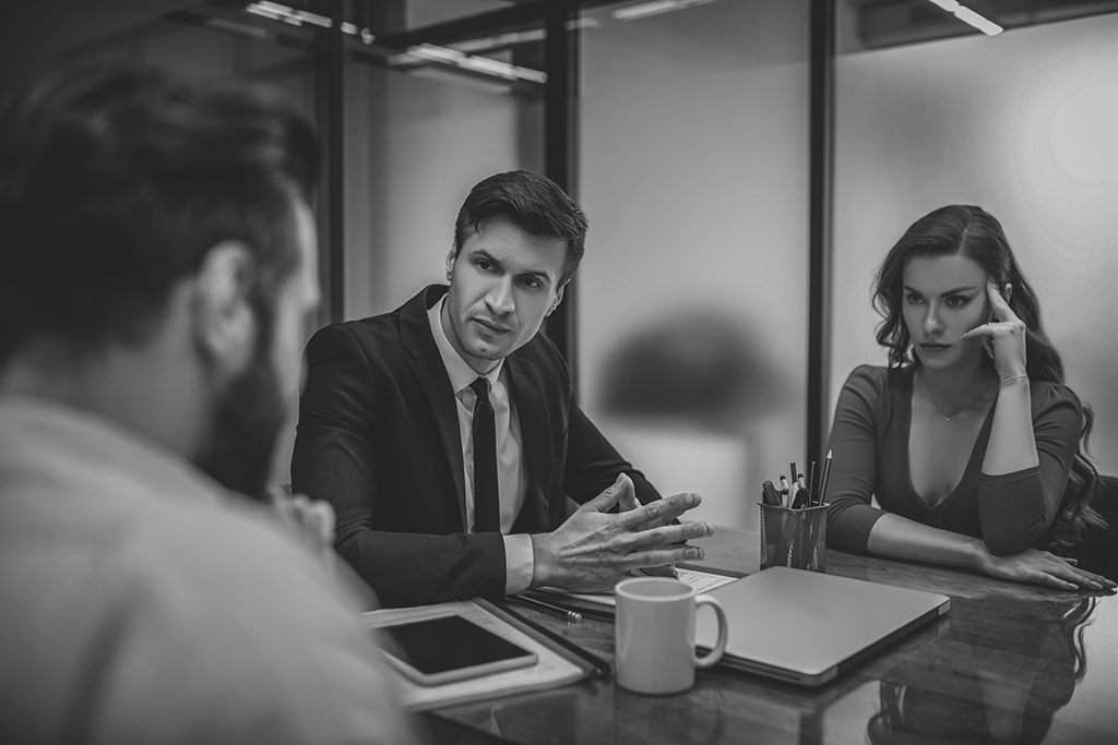 Avocat calme et confiant résolvant un différend entre époux