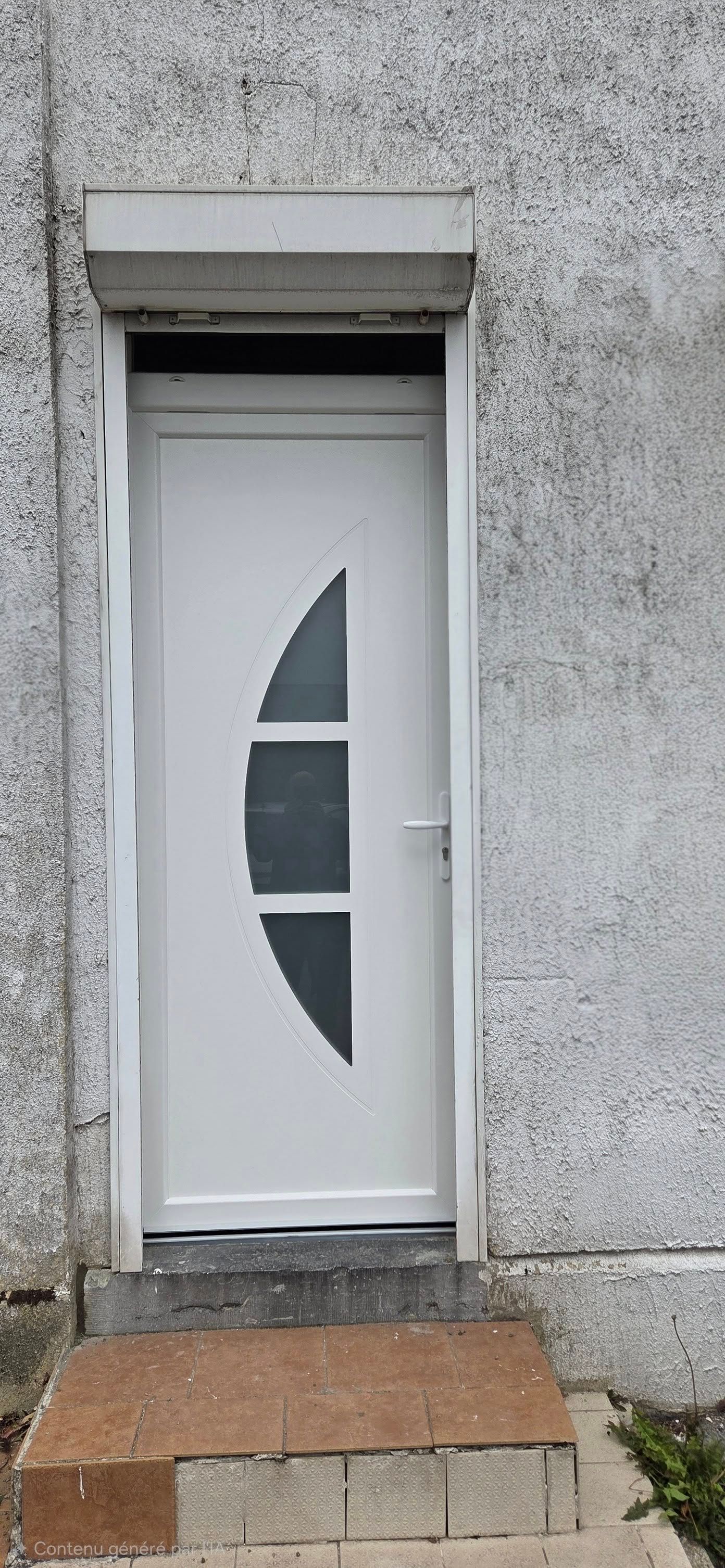 Une porte d'entrée moderne en bois avec une fenêtre latérale, une poignée verticale et un arbre en pot sur un patio minimaliste.