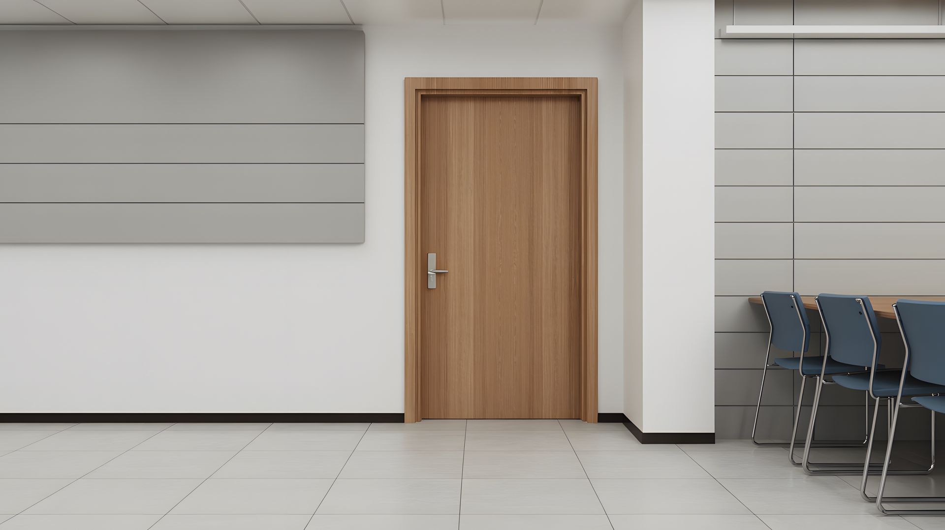 Un couloir de bureau moderne avec une porte centrale en bois veiné, un mur d'accent gris et une rangée de chaises sur la droite.