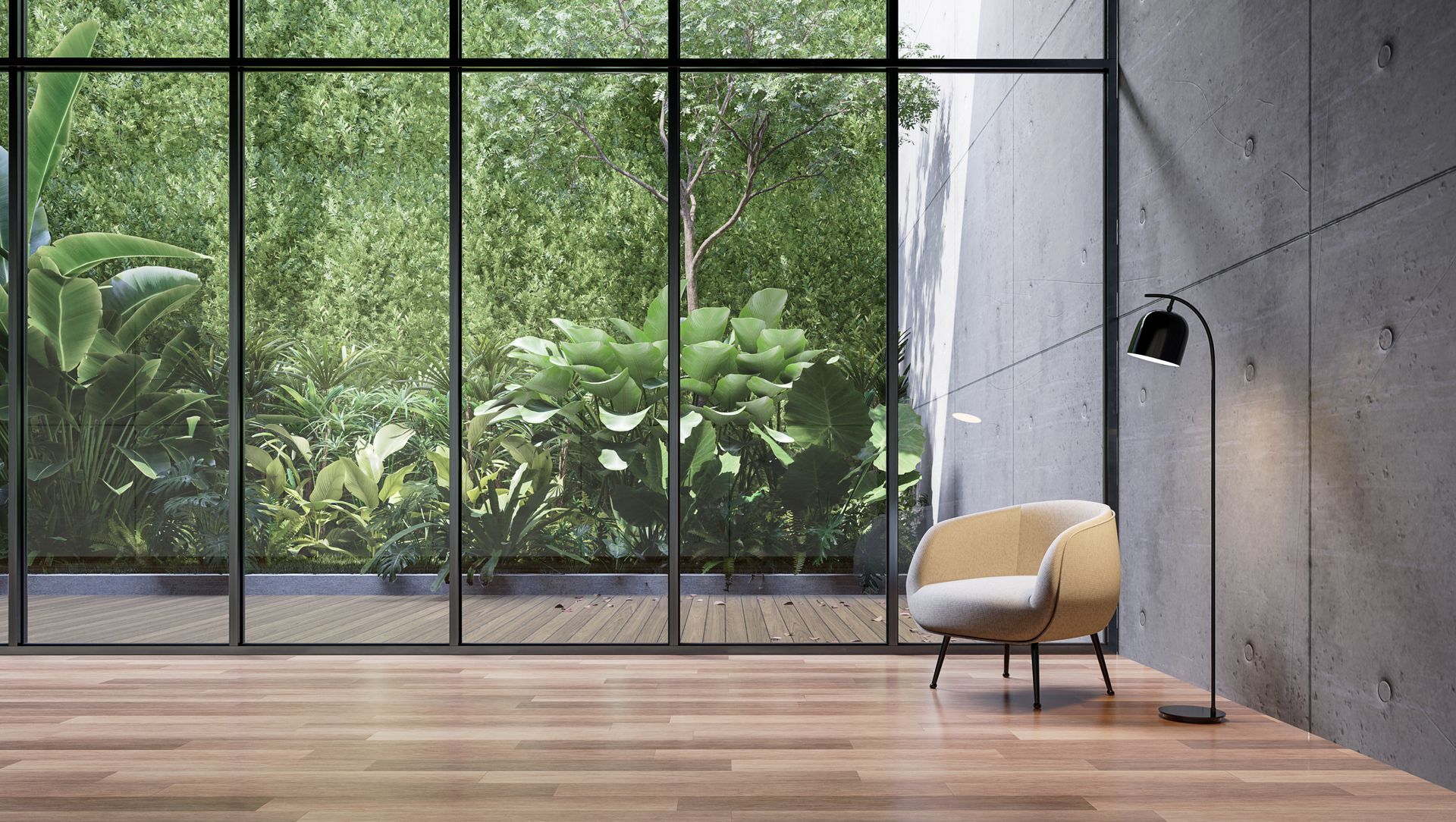 Un fauteuil couleur crème et un lampadaire noir sont disposés sur un parquet devant une grande fenêtre donnant sur une végétation luxuriante.