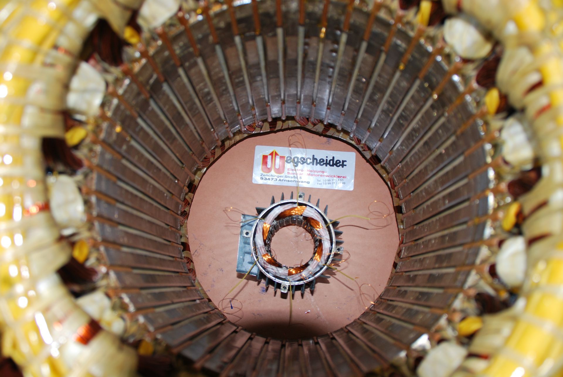 Wegscheider GmbH & Co. KG - Techniker wartet einen alten Motor