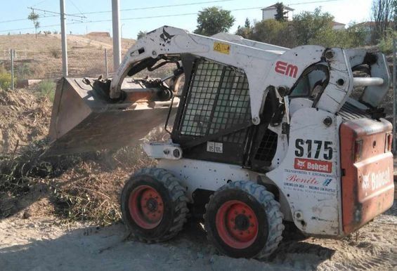 Un Bobcat S175 está estacionado en el suelo.