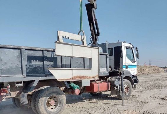 Un camión con una grúa acoplada a la parte trasera.