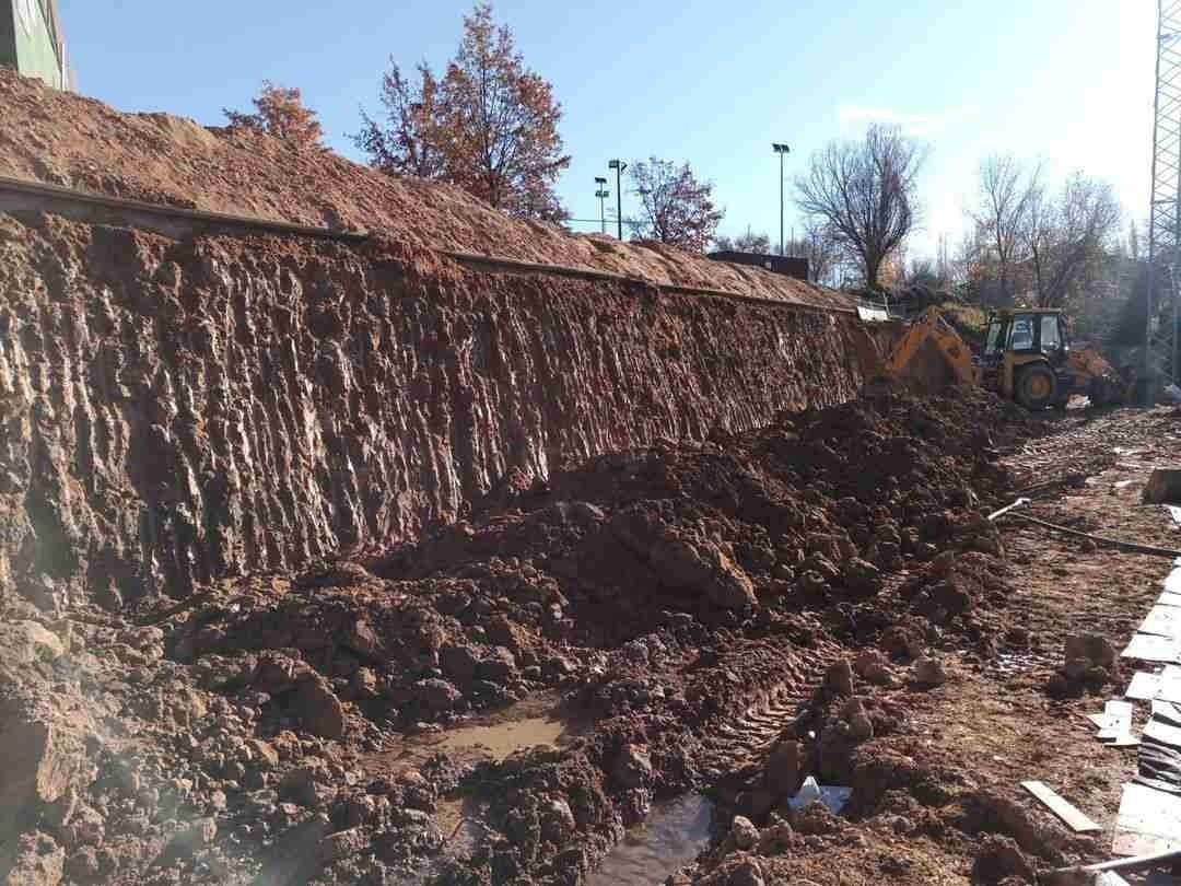 Un gran montón de tierra está junto a una pared.