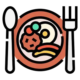Un plato de comida con un tenedor y una cuchara sobre un fondo blanco.