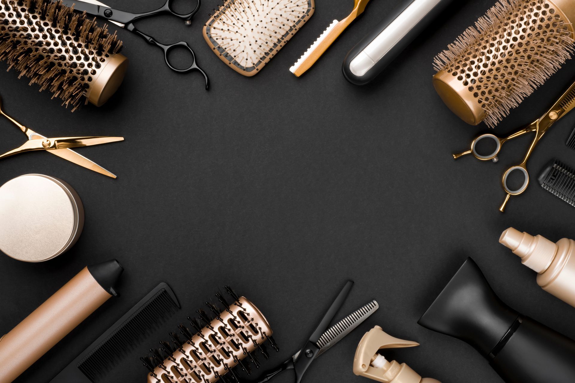 Matériel de coiffure posé sur une surface noire