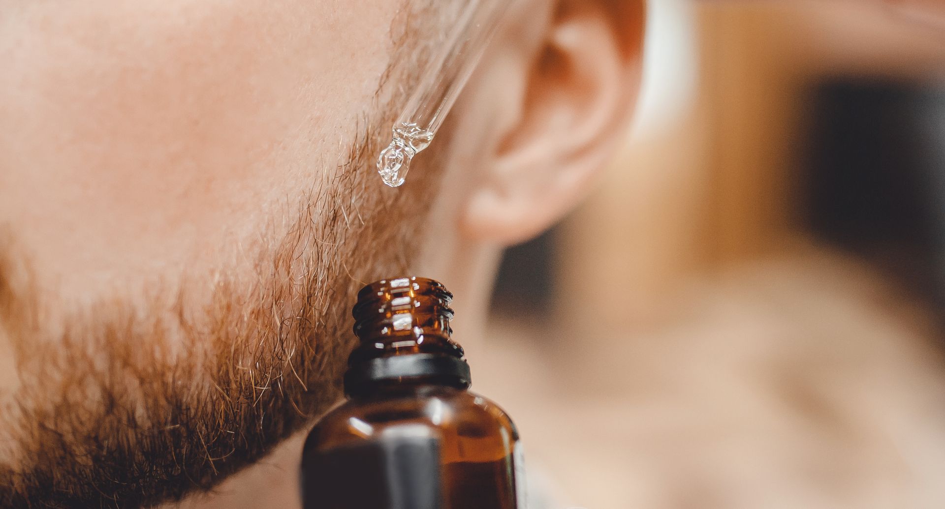 Barbe d'homme avec flacon et pipette