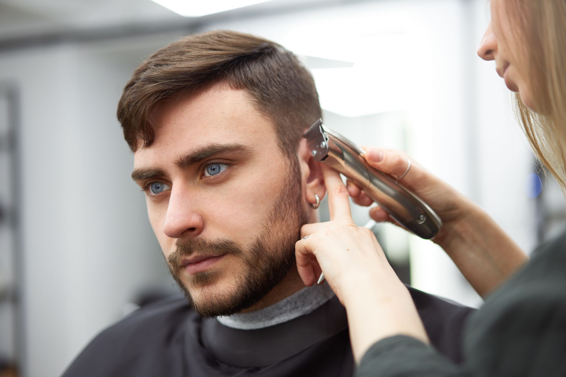 Homme se faisant raser les cheveux avec une tondeuse