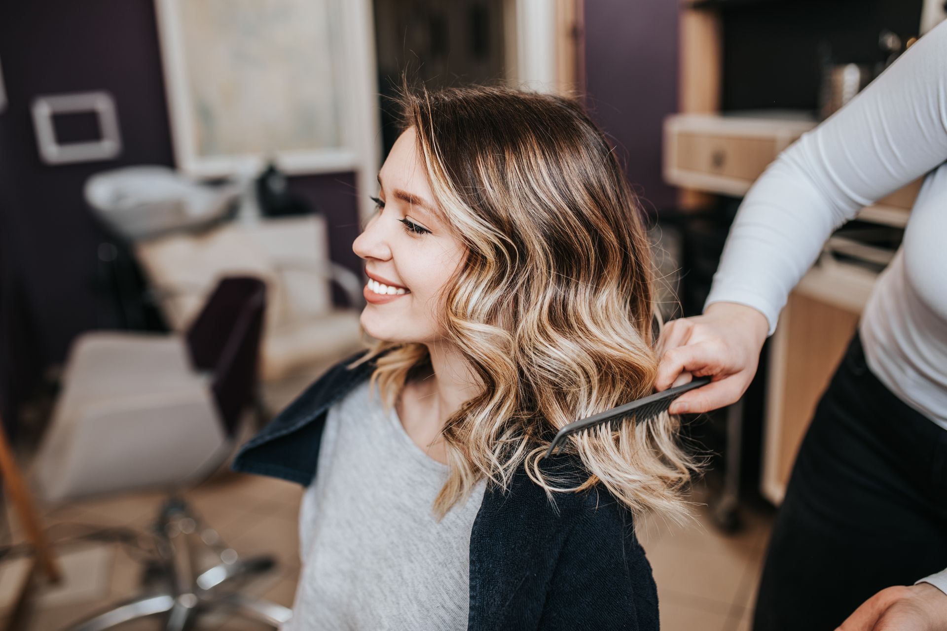 Femme souriante se faisant peigner les cheveux