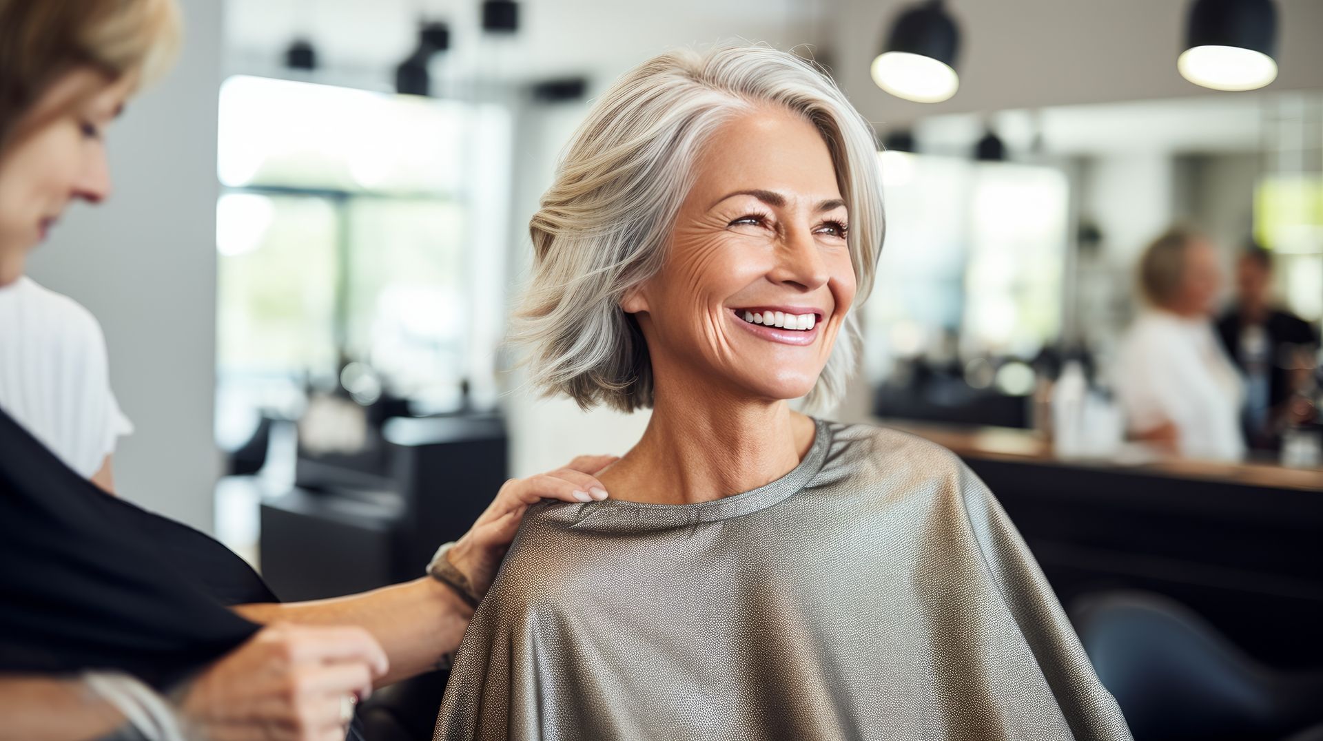 Femme aux cheveux blancs avec un grand sourire