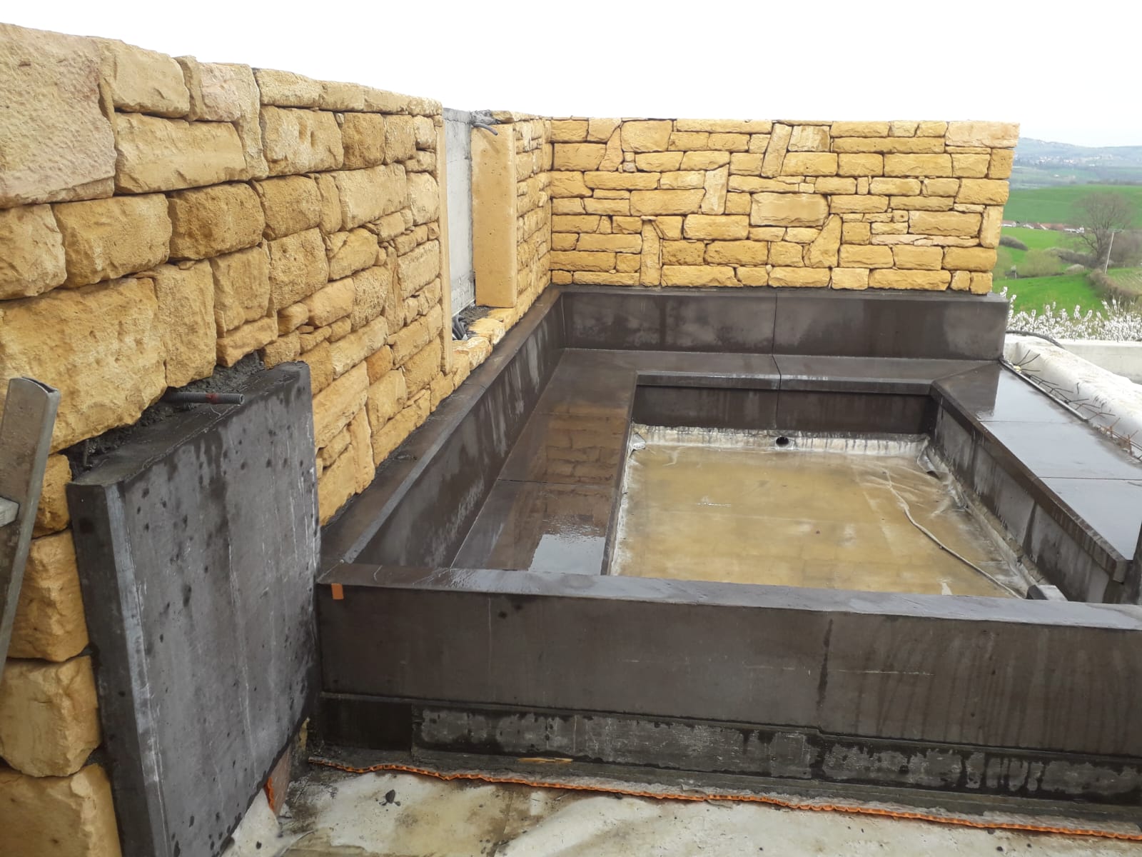 Banquettes extérieures maçonnées et murs en pierres 