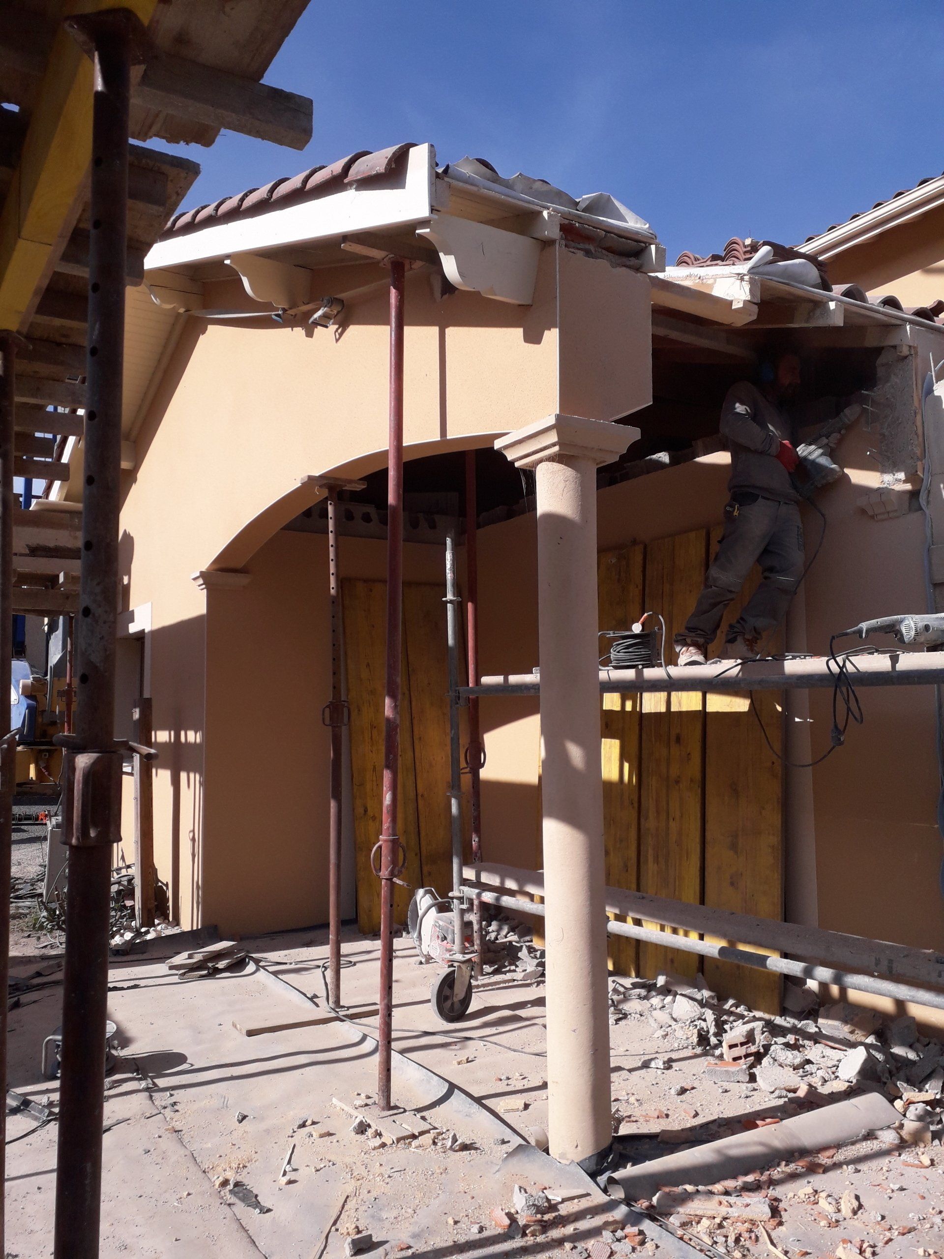 Travaux d'agrandissement de maison sur une façade avec un pilier