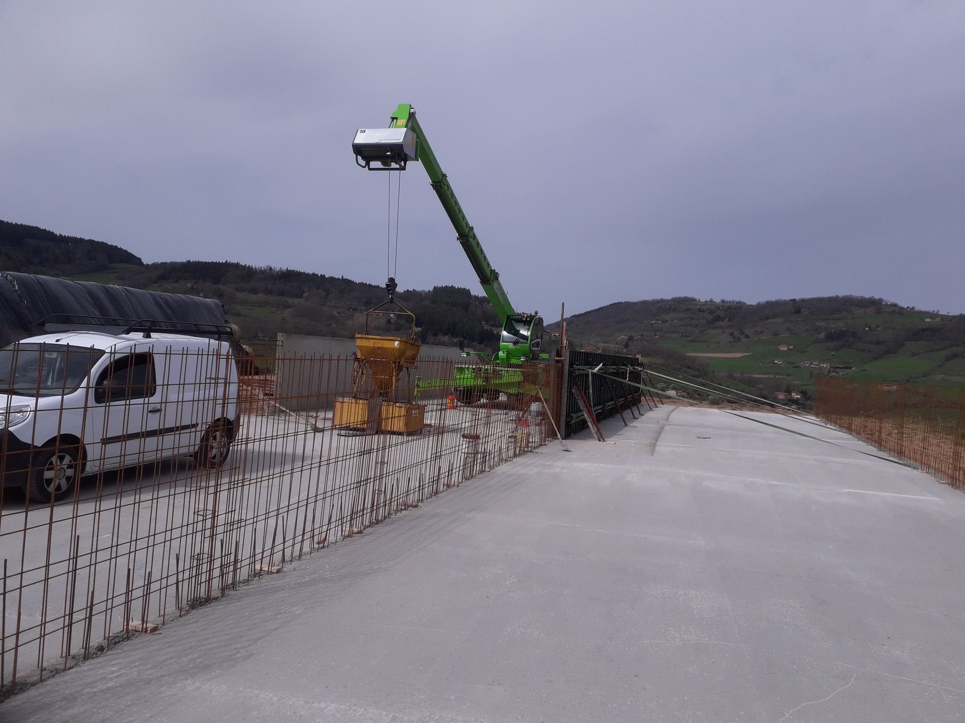 Construction d'une structure agricole avec engin de levage