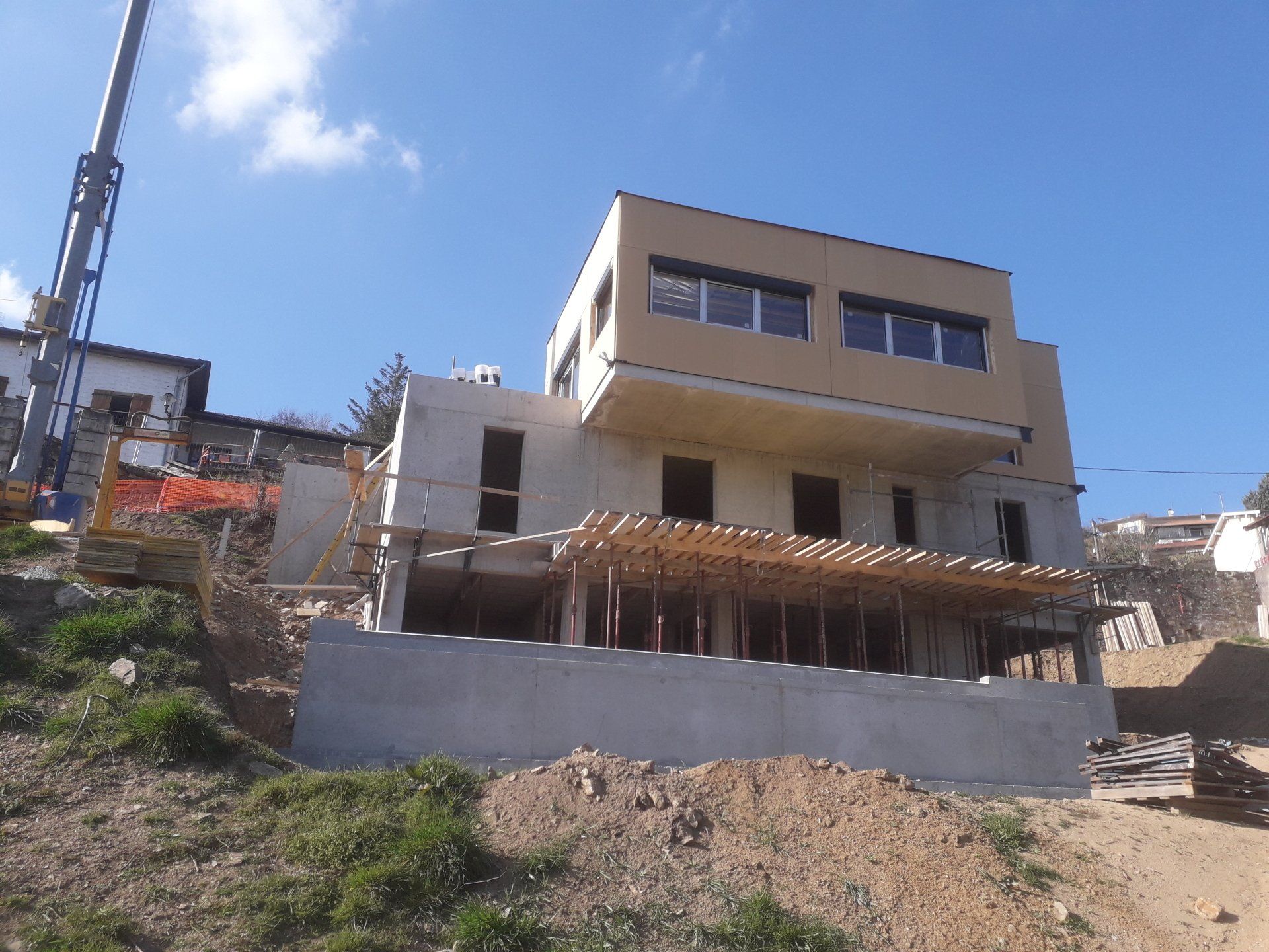 Chantier de construction d'une villa sur un terrain en pente