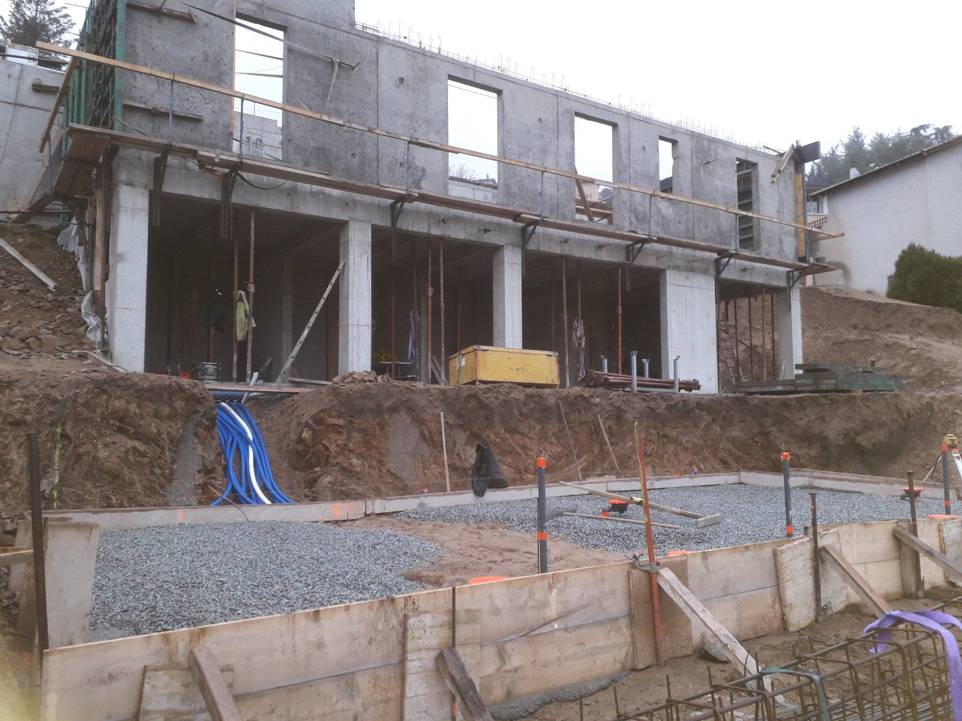 Façade en construction avec fondations